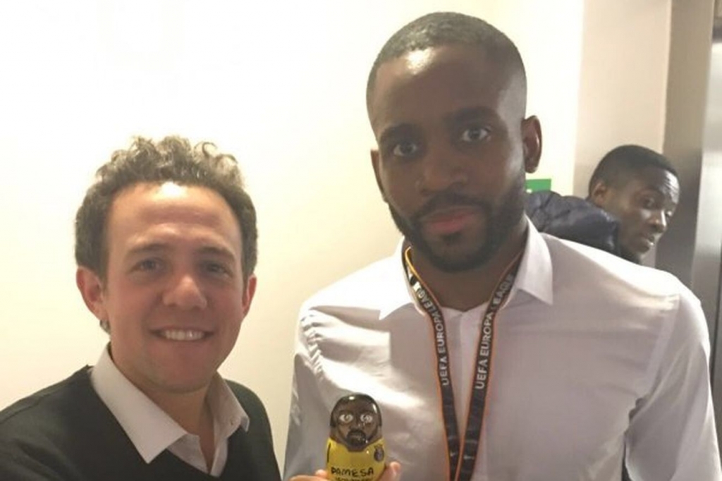 Hernan Sanz with Cedric Bakambu and a Bakambu wooden doll!!- Hernan Sanz twitter