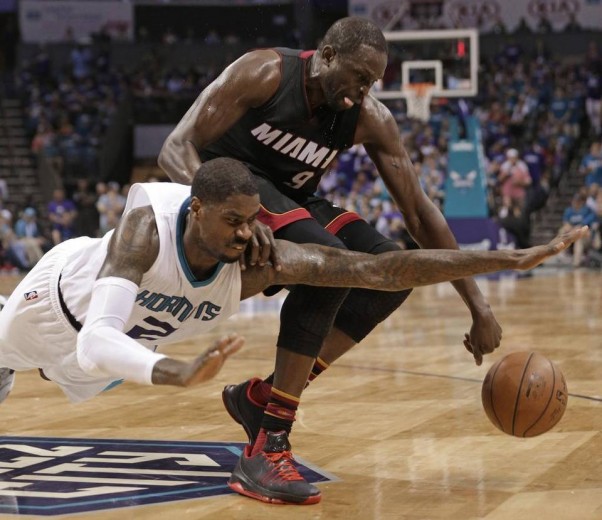 Luol Deng vs. Charlotte Hornets