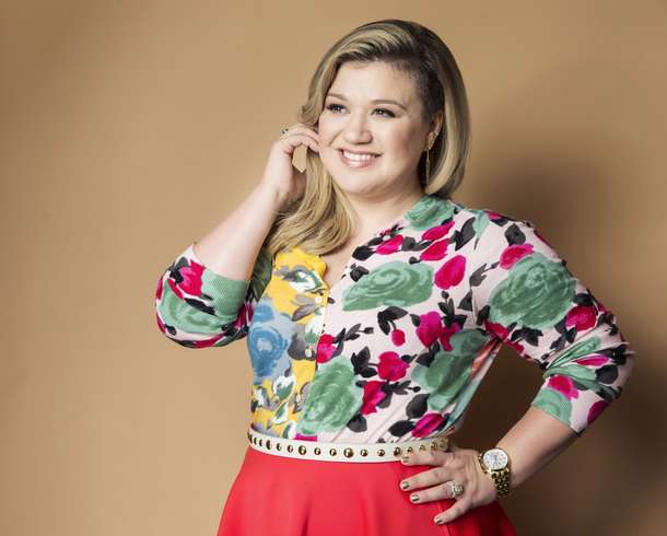 Singer Kelly Clarkson gives birth to a baby boy