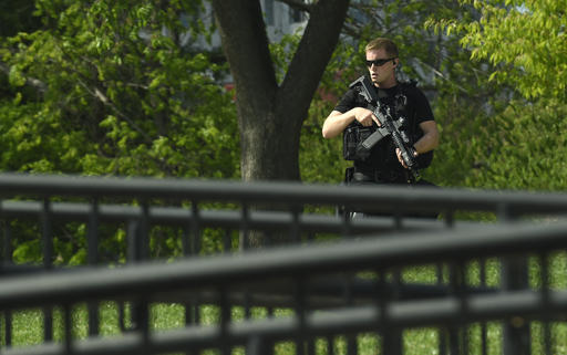 A man fleeing a robbery jumped a fence at the White House complex and was arrested the Secret Service said triggering a brief lockdown