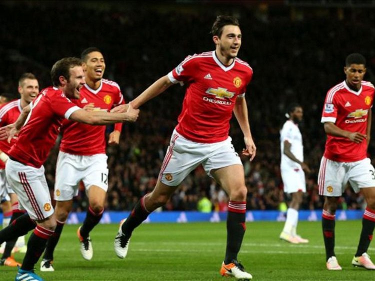 Manchester United players celebrate their win against Crystal Palace