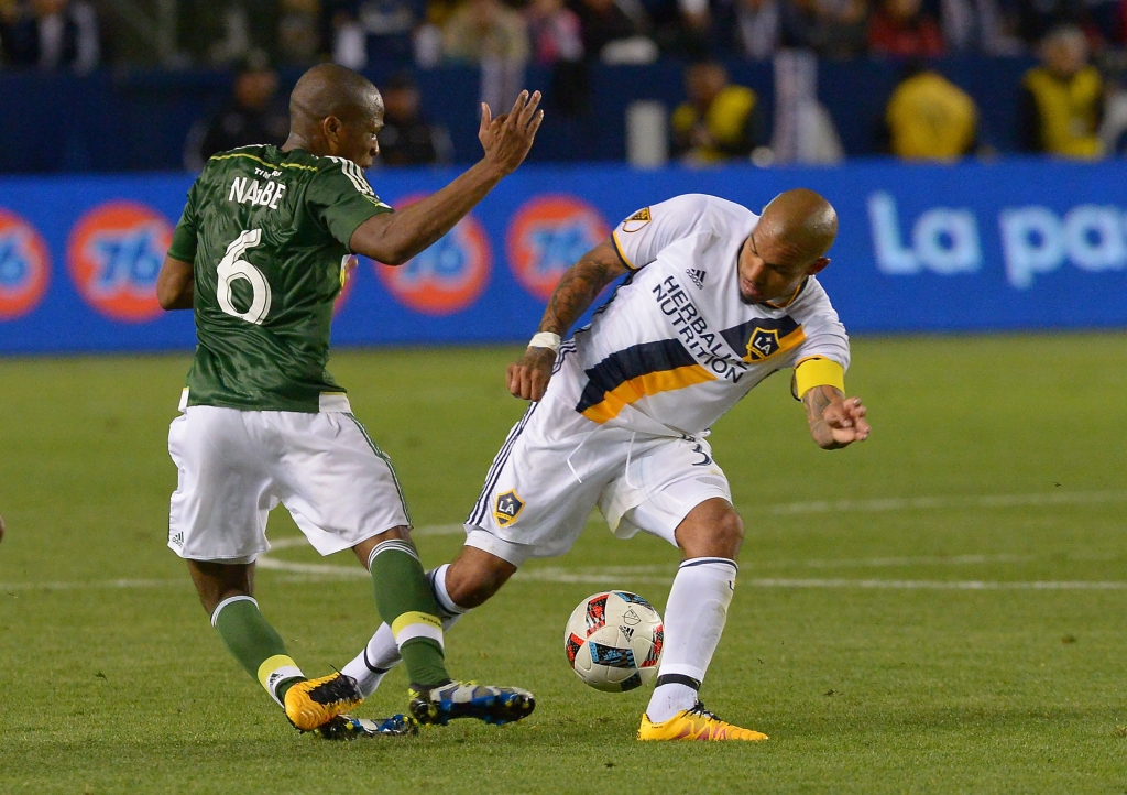 WATCH: De Jong tackle injures Darlington Nagbe