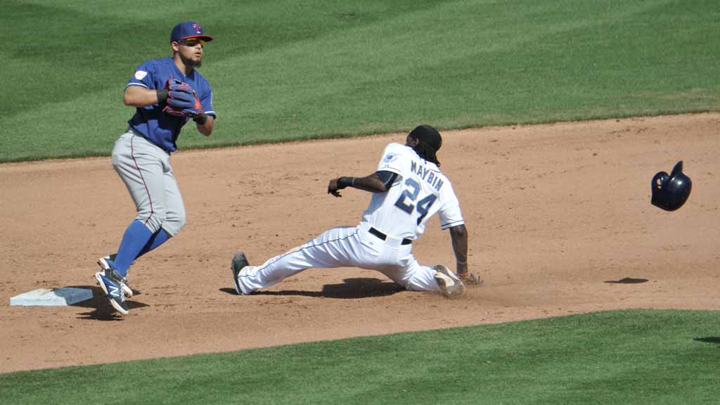 Outfielder Cameron Maybin loses his batting helmet while stealing second base