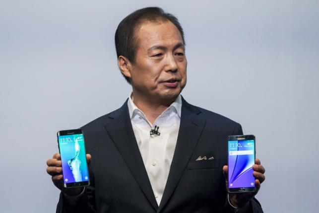 President and CEO of Samsung Electronics J.K. Shin holds a Samsung Galaxy S6 Edge and a Samsung Galaxy Note 5