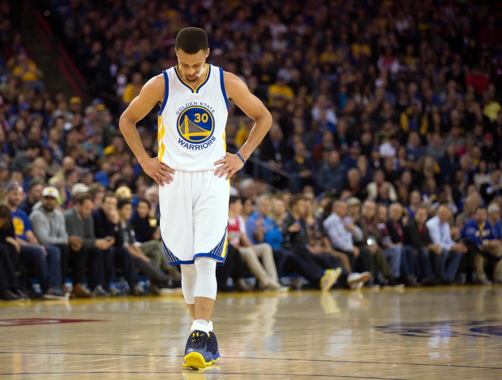 Stephen Curry turns ankle in first half, goes to locker room