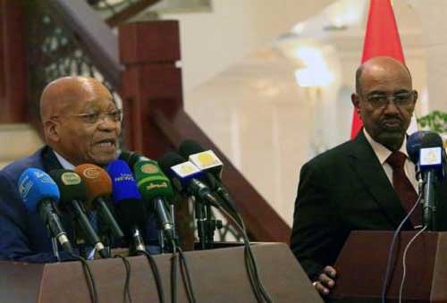 Sudan's President Omar al Bashir and his South African counterpart Jacob Zuma address a joint news conference at the Palace in Khartoum