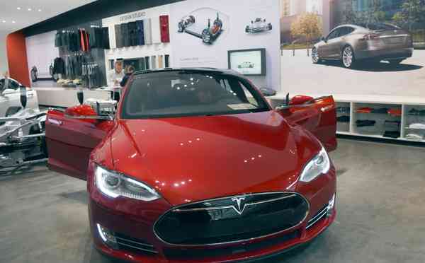 Almost 300,000 customers have placed a $1000 down payment for Tesla's low-cost five-seater