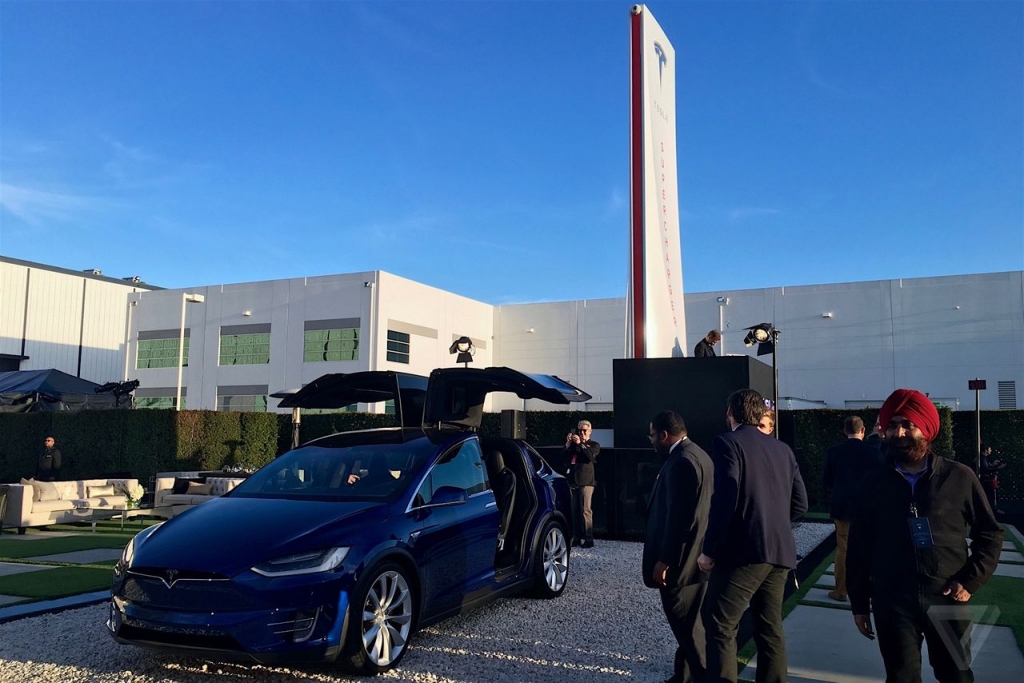 Orders for lower-price Tesla reach 276000