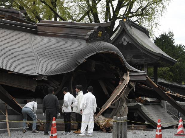 New Japan quake kills 10, scores feared trapped