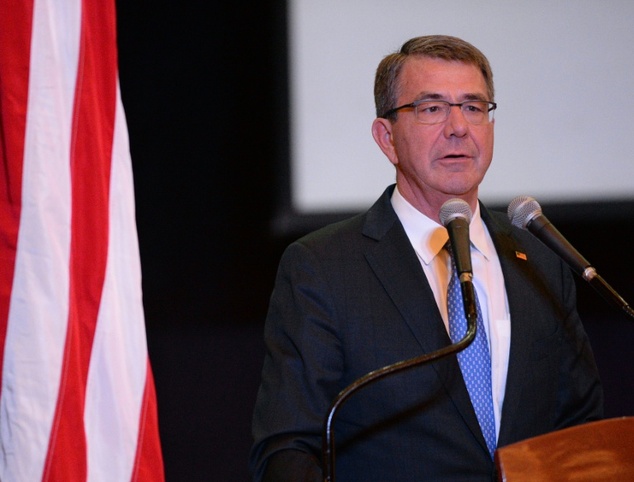 US Secretary of Defence Ashton Carter has made an unannounced visit to Baghdad for talks with Iraqi officials on the war against the Islamic State jihadist