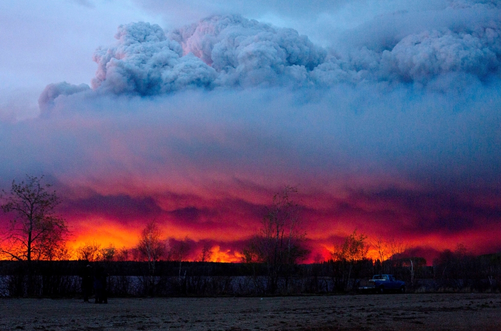 Wildfires cause chaos in Canada town