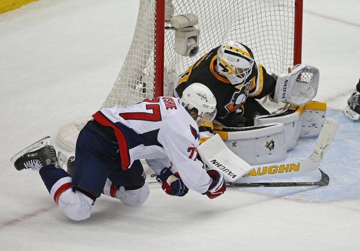 The Caps&#8217 T.J. Oshie left can’t get the puck past the Pens&#8217 Matt Murray who makes 34 saves