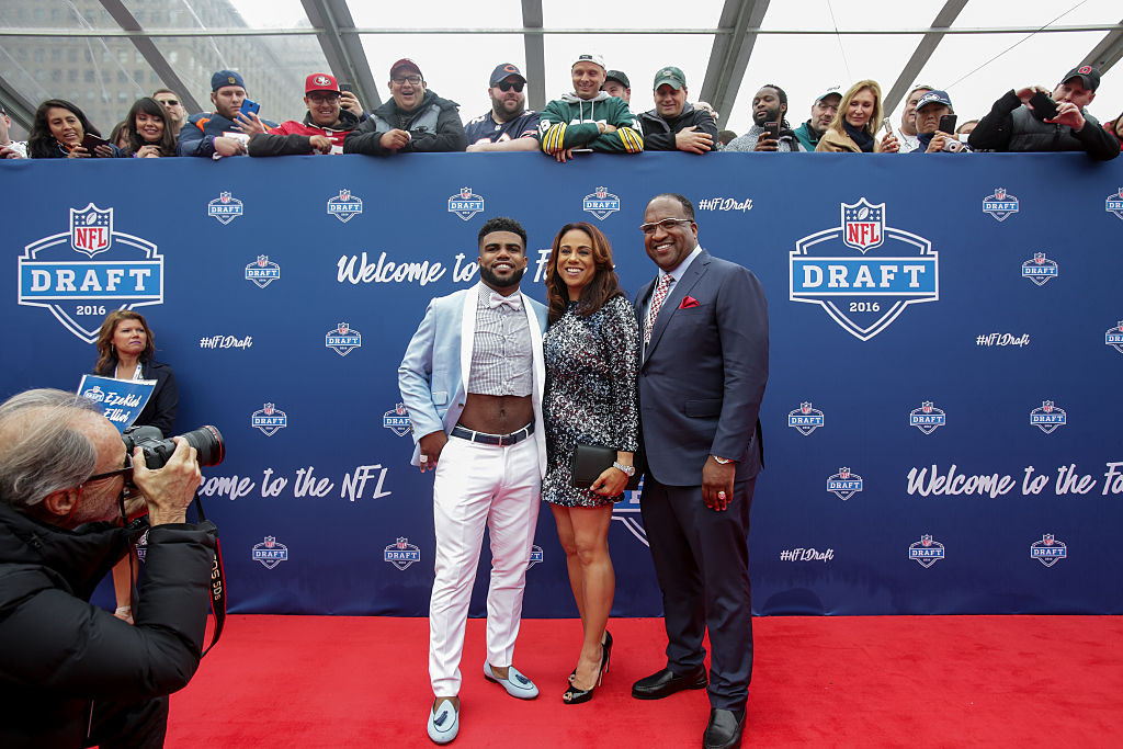 Draftee Ezekiel Elliott of Ohio State arrives with his mom Dawn and father Stacy to the 2016 NFL Draft