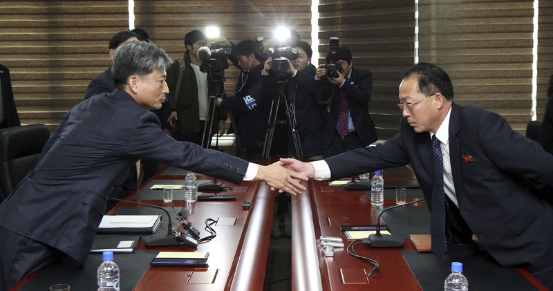 Hwang Boogi, South Korea's vice minister of unification and the head negotiator for high-level talks with North Korea shakes hands with his North Korean counterpart Jon Jong Su before their meeting at the Kaesong Industrial Complex in Kaes