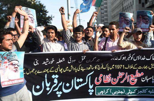 Pakistani students shout slogans during a protest against the execution of the leader of Bangladesh's top Islamist party Jamaat-e-Islami Motiur Rahman Nizami in Karachi