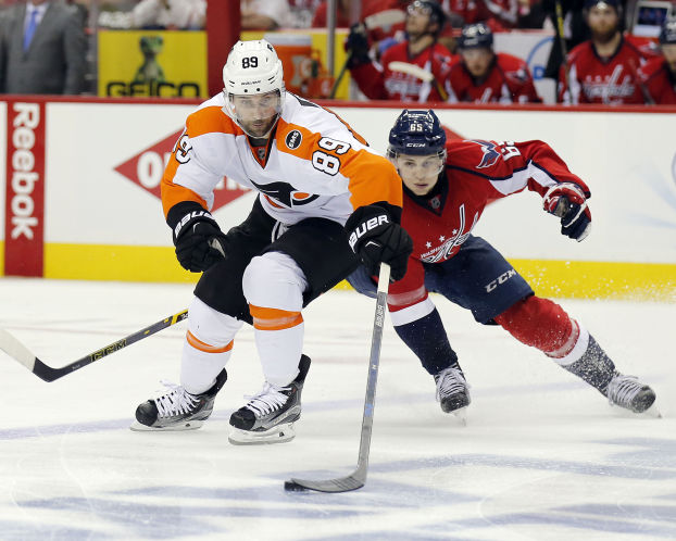 Sam Gagner left skates with the puck past the Capitals&#8217 Andre Burakovsky during a 2-0 win that cuts the Flyers&#8217 series deficit to 3-2