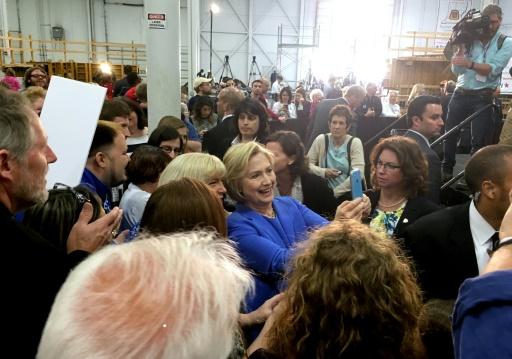 Clinton stumps in Kentucky to charm white working man