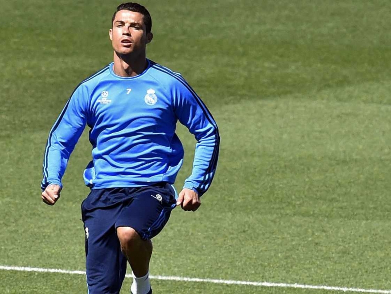 Cristiano Ronaldo Trains 0405