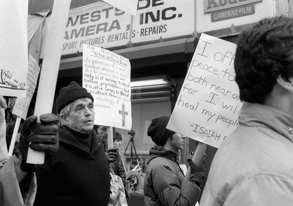 Daniel Berrigan, activist priest who taught at Le Moyne College, dies at 94