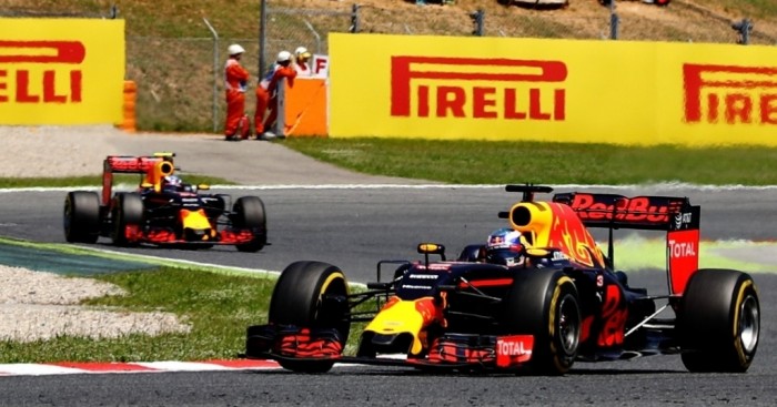 1022.6666666666666x767__origin__0x0_Daniel_Ricciardo_leads_Max_Verstappen_Spain