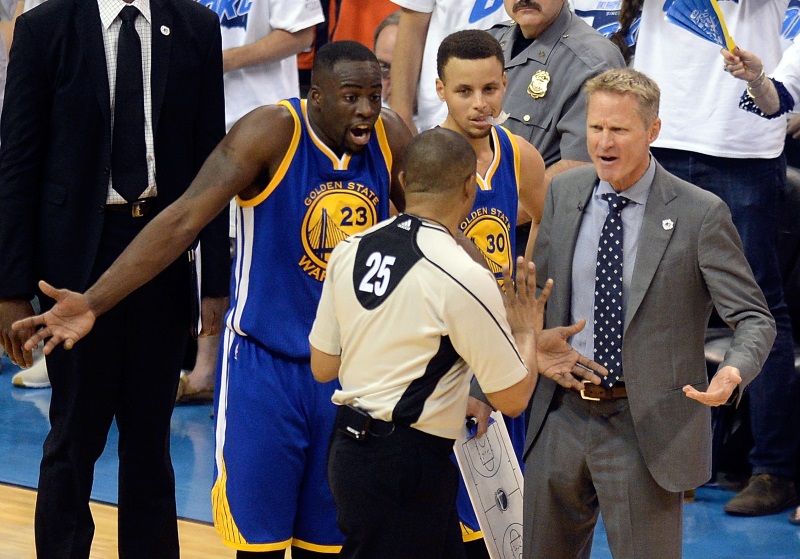 Draymond Green Stephen Curry and Steve Kerr argue with official Tony Brothers after the kicking incident