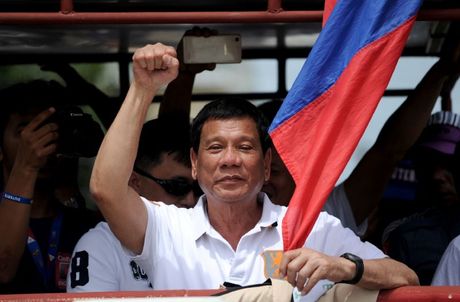 Duterte offers cabinet posts to CPP