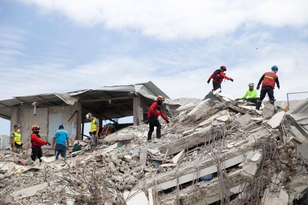 Ecuador buries dead as hope for survivors fade