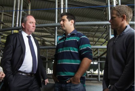 Federal Agriculture and Water Resources Minister Barnaby Joyce listen to the views of what's happening on the ground from dairy farmers Stuart Griffin who supplies Fonterra and farms in Gippsland and Scott Fitzgerald who supplies milk to Murray Goulburn