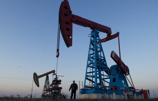 File Brent crude rises past 50 dollars a barrel