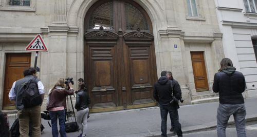 Members of the media stand outside the entrance of Googles Paris headquarters as French investigators conduct a raid