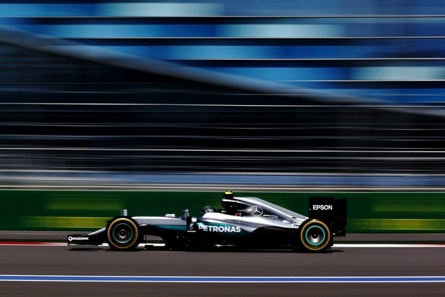 F1 qualifying Nico Rosberg on Russian GP pole as Lewis Hamilton stumbles