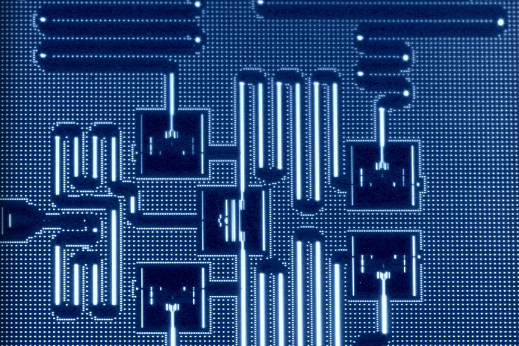 Layout of 5-cubit device