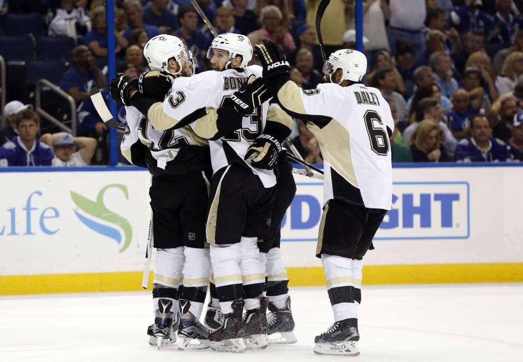 Penguins dominate Lightning in Game 3, take series lead