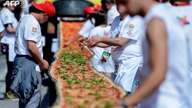 The world's longest pizza