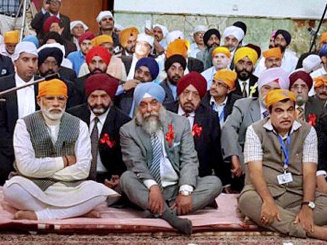 Prime Minister Narendra Modi and Union Transport Minister Nitin Gadkari visit the
Bhai Ganga Singh Sabha Gurudwara after landing in Tehran on Sunday