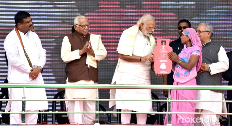 Modi launches'Pradhan Mantri Ujjwala Yojana- Narendra Modi and Kalraj Mishra