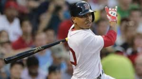 Mookie Betts hits triple to knock in winning run