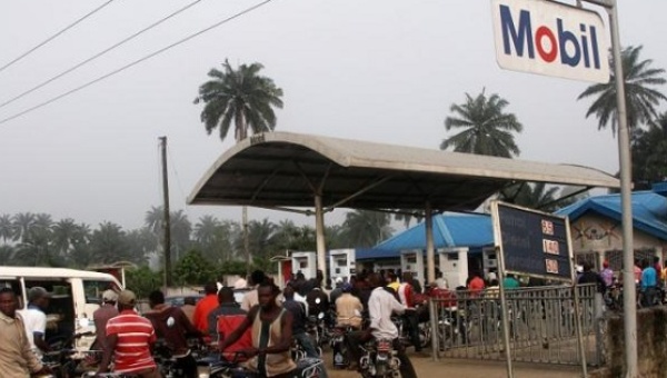 Motorists queue to buy gas at a fuel station in Ahaoda Nigeria