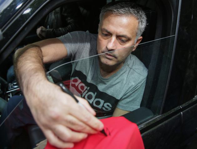 It's official! Mourinho joins Man United on 3-year deal