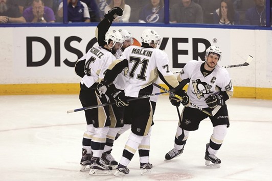 Penguins dominate Lightning in Game 3, take series lead