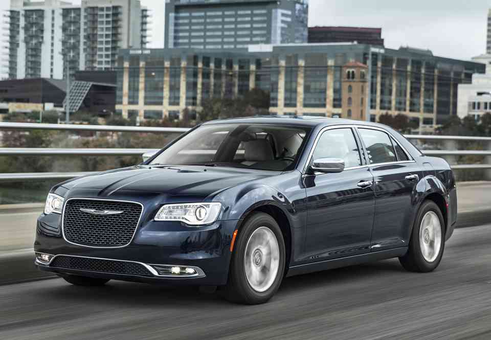 Report Chrysler 300 may go front wheel drive image