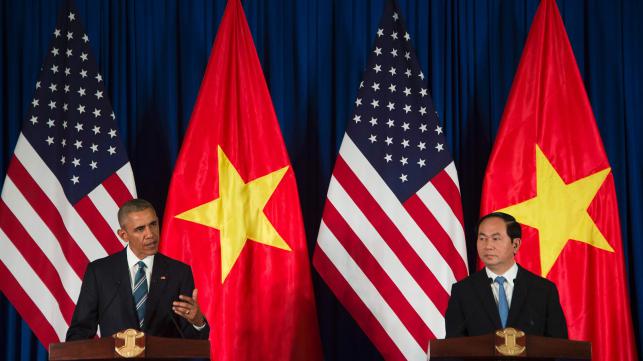 US President Barack Obama and Vietnamese President Tran Dai Quang speak during a joint press conference in Hanoi