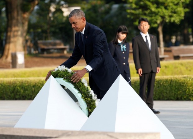 Obama lays a wreath at a cenotaph at Hiroshima Peace Memorial Park