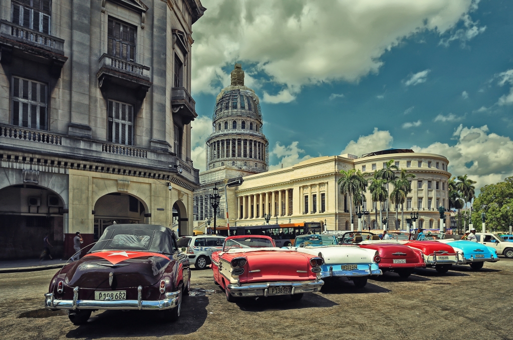 Old American cars in the parking in front of the Capitol