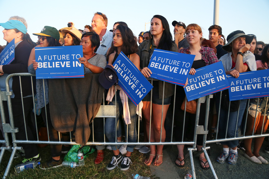 Clinton, Sanders duel over Latino vote in California