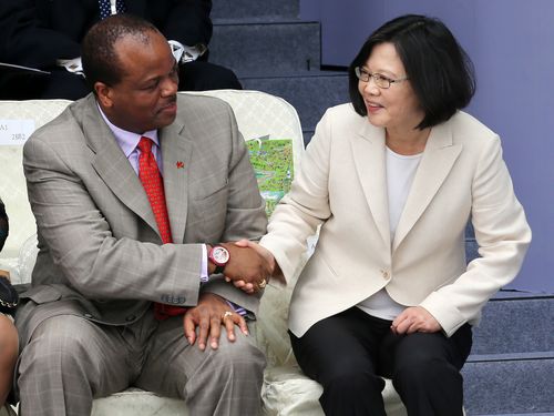 Preisdent Tsaing Ing-wen greets King Mswati III of Swaziland at the inauguration ceremony