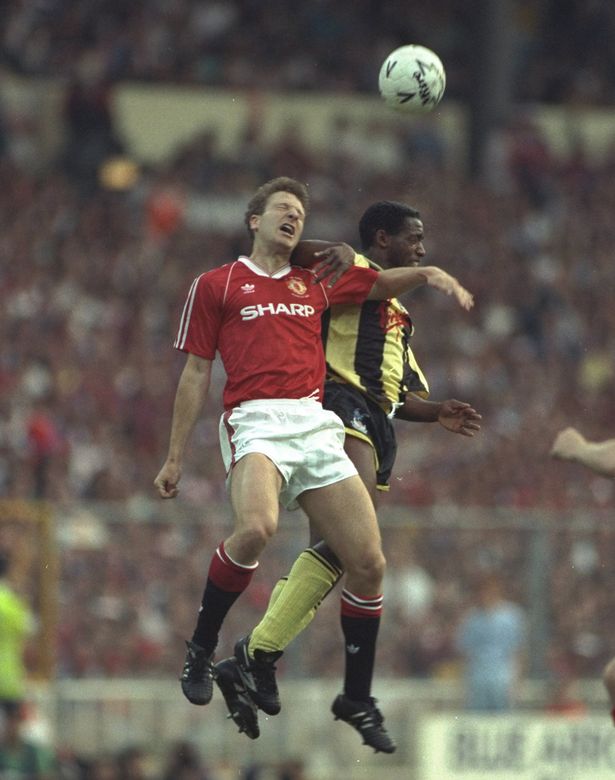 Lee Martin of Manchester United and Andy Gray of Crystal Palace