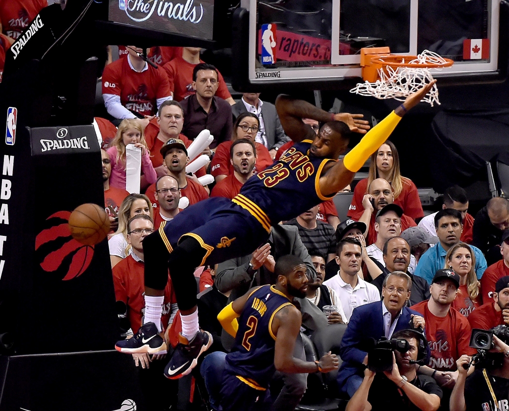 Cavaliers rebound at home to rout Raptors