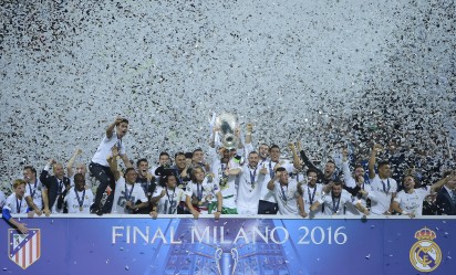 Real Madrid's Spanish defender Sergio Ramos lifts the trophy as Real Madrid players celebrate winning the UEFA Champions League final football match over Atletico Madrid at San Siro Stadium in Milan