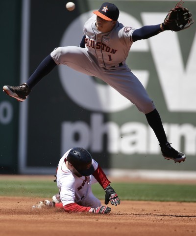 David Ortiz takes second base as souvenir after 600th double (Video)